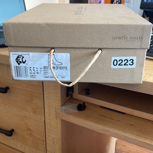 Gentle Souls Best 65MM Zip Bootie Black Suede Side Zip NEW Size 5.5 - Picture 7 of 7